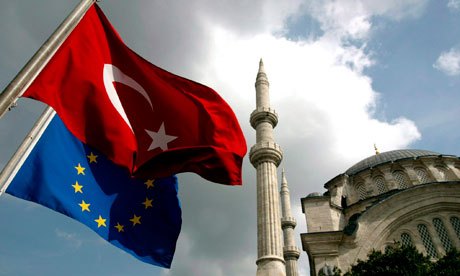 Εδώ το νεανικό αίμα σπανίζει και όσο απέμεινε ή φεύγει στα ξένα ή προγραμματίζει την αγορά του νέου κινητού.