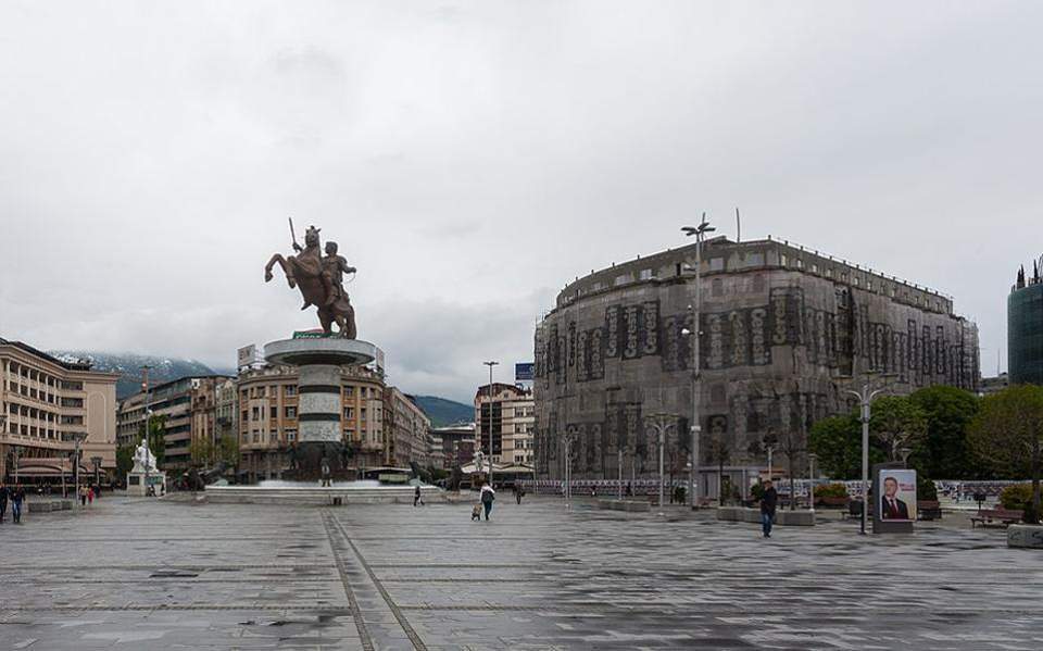 Στη φωτογραφία βλέπουμε την κεντρική πλατεία των Σκοπίων με ένα τεράστιο, επιβλητικό άγαλμα του Μεγάλου Αλεξάνδρου, του Έλληνα στρατηλάτη με το ελληνικό όνομα, που μιλούσε ελληνικά, ήταν μαθητής του Αριστοτέλη,