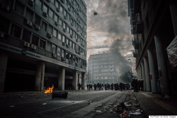 Μιαν κατεξοχήν μηδενιστική εξέγερση, εκείνη του Δεκεμβρίου του 2008, θα την ακολουθήσει και η εξίσου μηδενιστικού χαρακτήρα υποστροφή του κινήματος των «αγανακτισμένων».